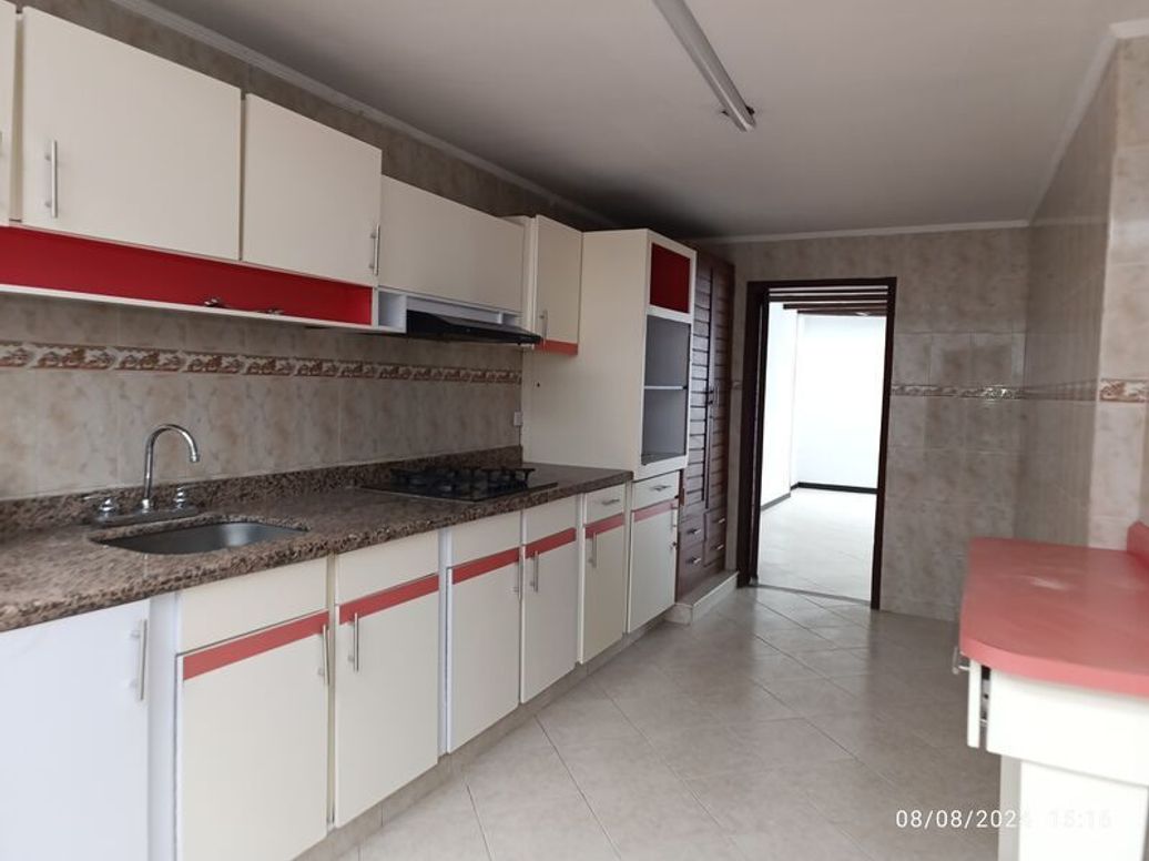 Casa de 3 alcobas en venta en El Batan, Bogotá, 250 m² · foto 7 de 17