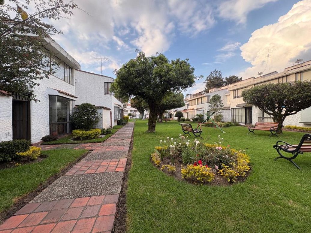 Casa de 4 alcobas en venta en Ub. Santa Coloma, Bogotá, 184 m² · foto 2 de 19