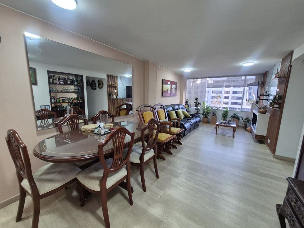 Apartamento de 3 alcobas en venta en Santa Barbara Central, Bogotá, 100 m² · foto 3 de 19