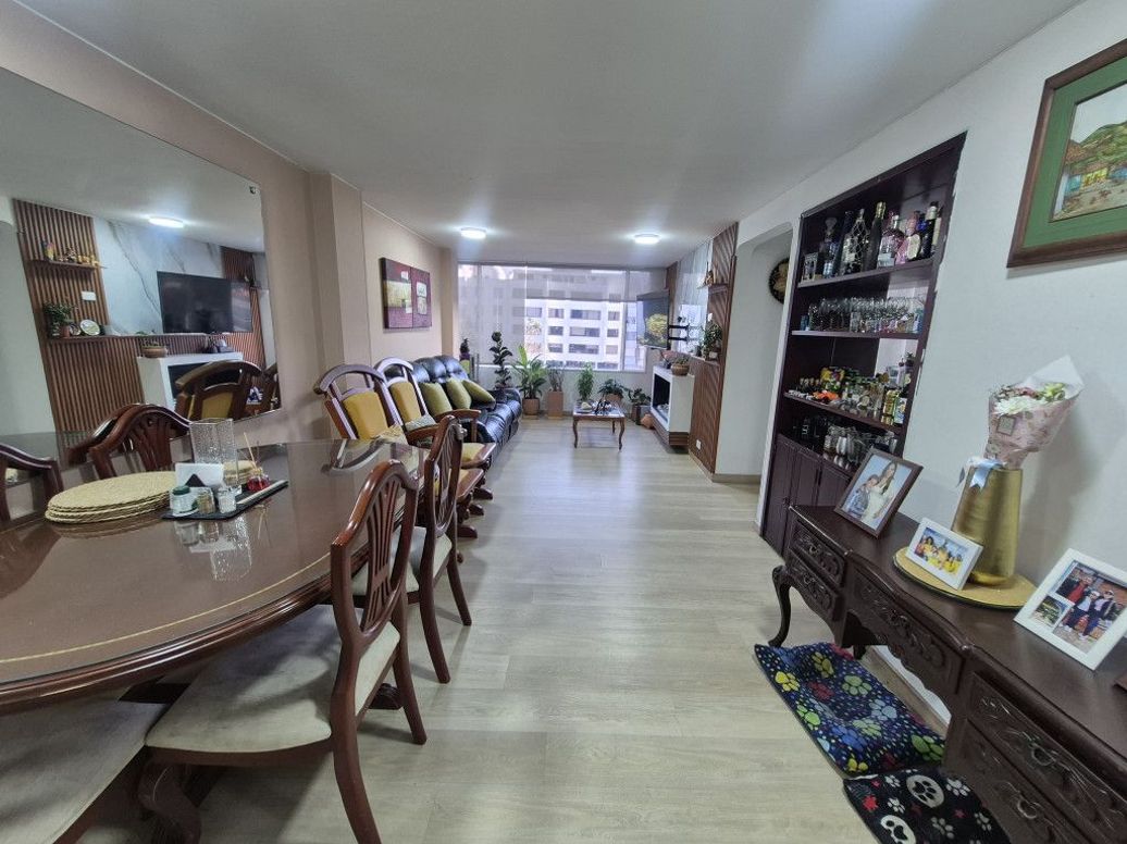 Apartamento de 3 alcobas en venta en Santa Barbara Central, Bogotá, 100 m² · foto 2 de 19