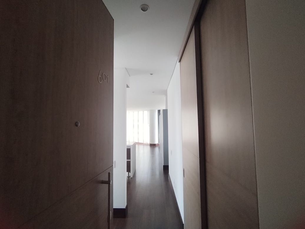 Apartamento de 1 alcoba en venta en Chico Norte Et. Iii, Bogotá, 67 m² · foto 2 de 20