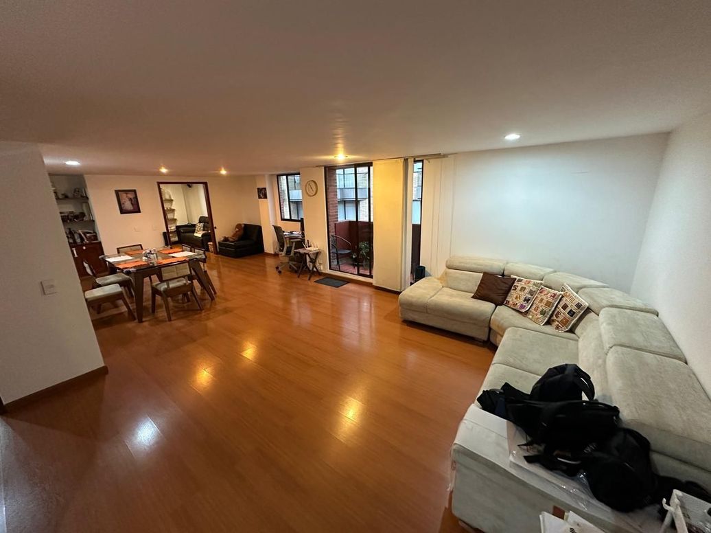 Apartamento de 3 alcobas en venta en Santa Barbara Oriental, Bogotá, 192 m² · foto 2 de 20