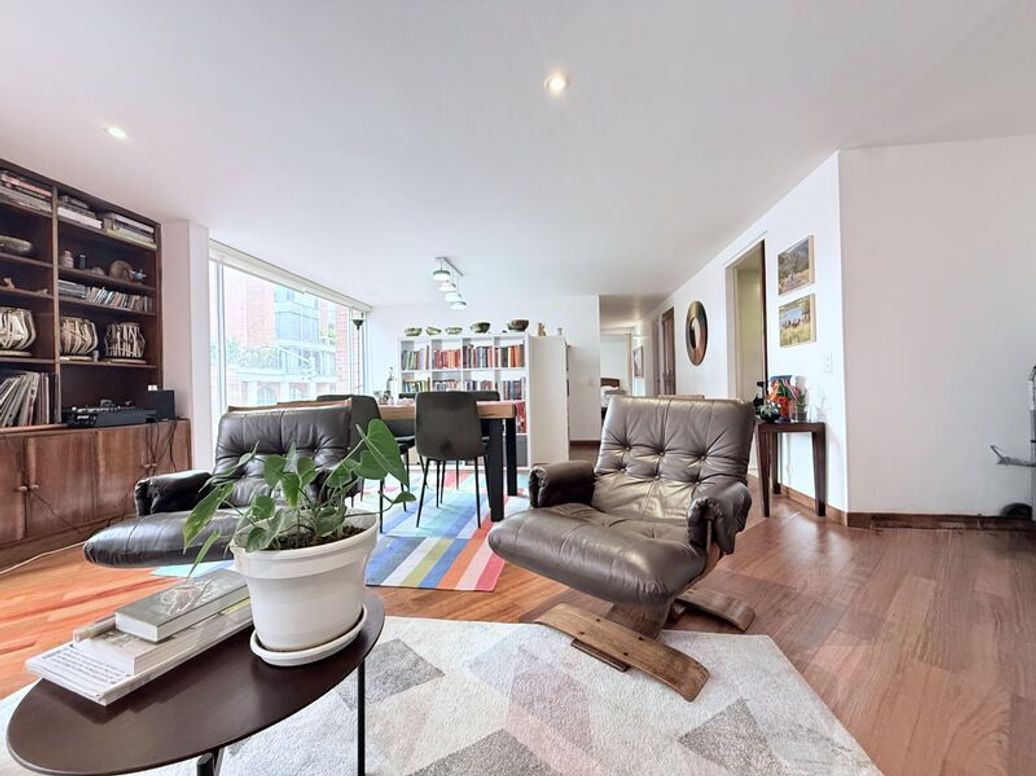 Apartamento de 2 alcobas en venta en Los Rosales, Bogotá, 125 m² · foto 2 de 20
