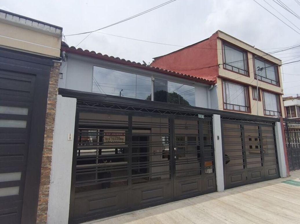 Casa de 8 alcobas en venta en Santa Cecilia, Bogotá, 320 m² · foto 2 de 19
