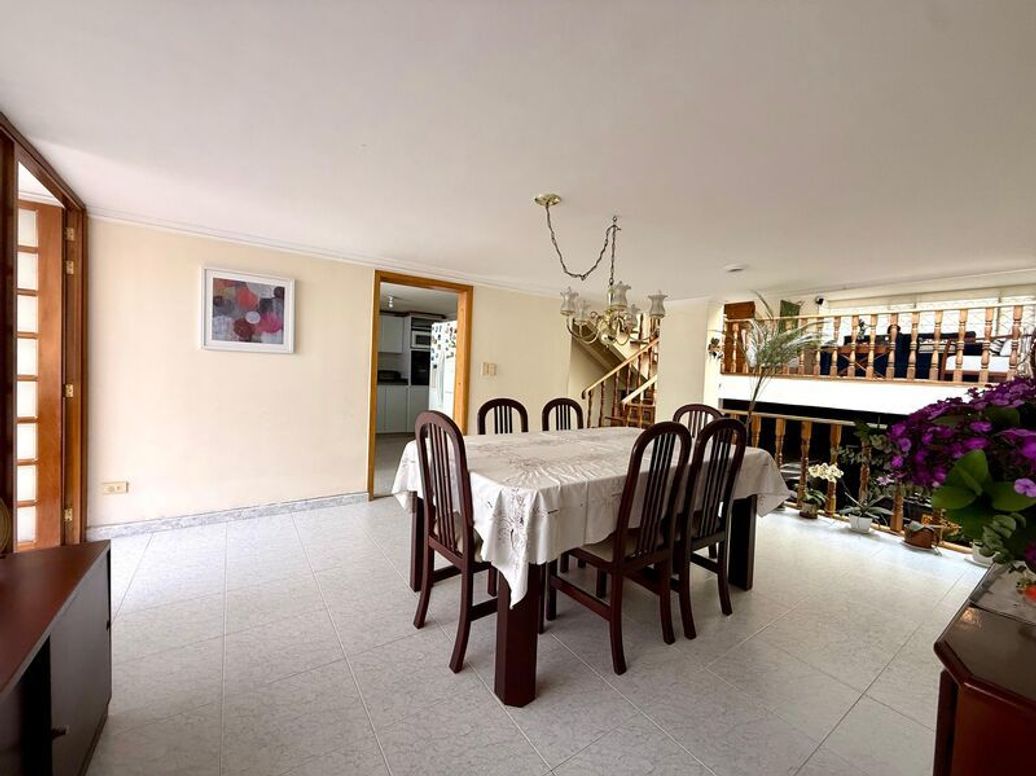 Casa de 3 alcobas en venta en Santa Barbara Central, Bogotá, 308 m² · foto 4 de 18