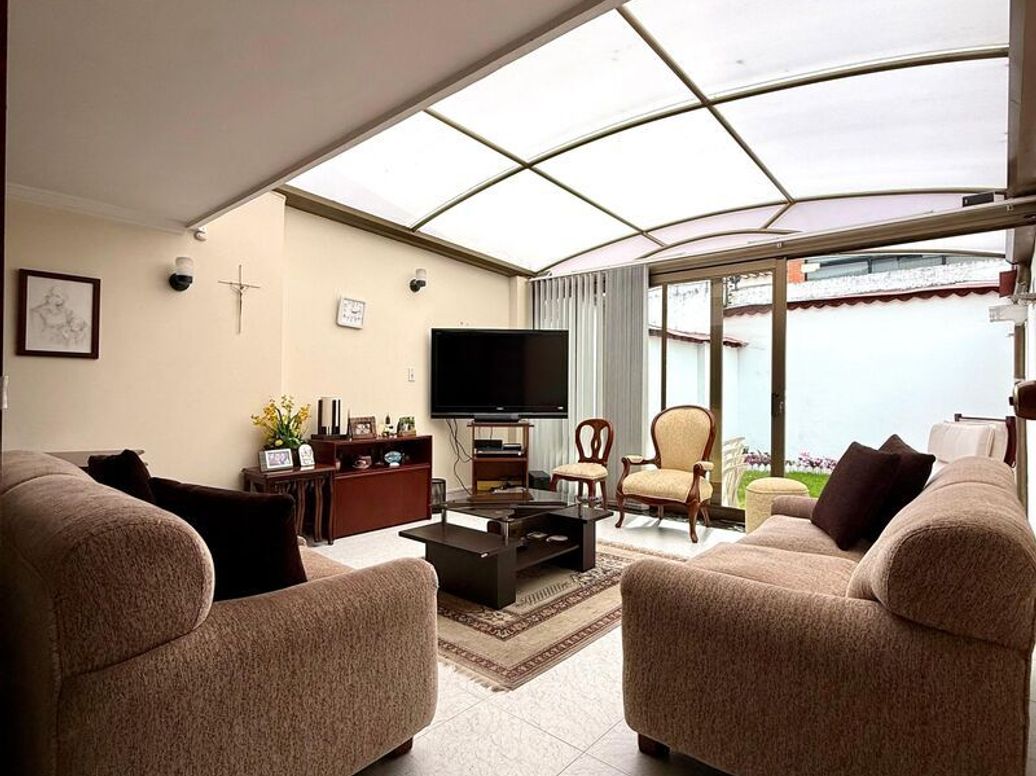 Casa de 3 alcobas en venta en Santa Barbara Central, Bogotá, 308 m² · foto 3 de 18