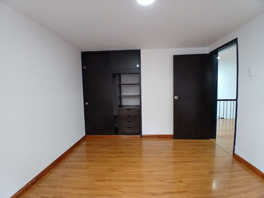 Casa de 4 alcobas en venta en Santa Ana Occidental, Bogotá, 330 m² · foto 13 de 18