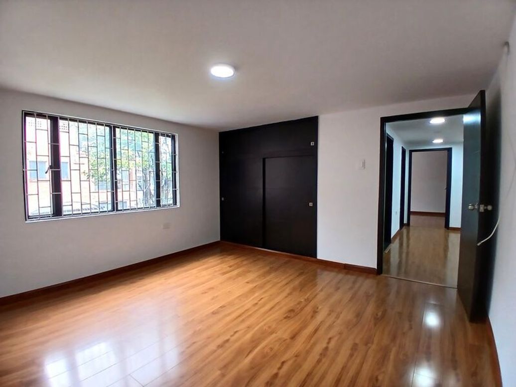 Casa de 4 alcobas en venta en Santa Ana Occidental, Bogotá, 330 m² · foto 14 de 18