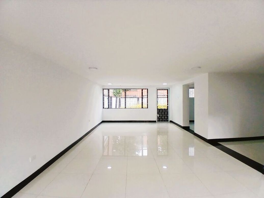 Casa de 4 alcobas en venta en Santa Ana Occidental, Bogotá, 330 m² · foto 3 de 18