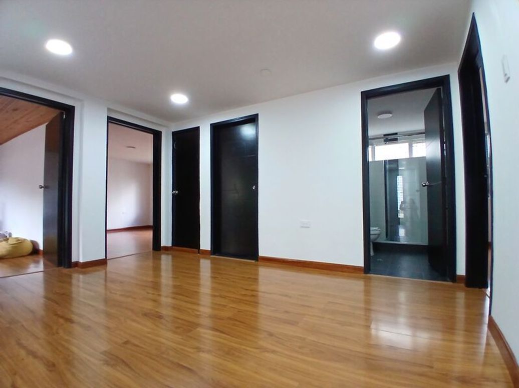 Casa de 4 alcobas en venta en Santa Ana Occidental, Bogotá, 330 m² · foto 10 de 18