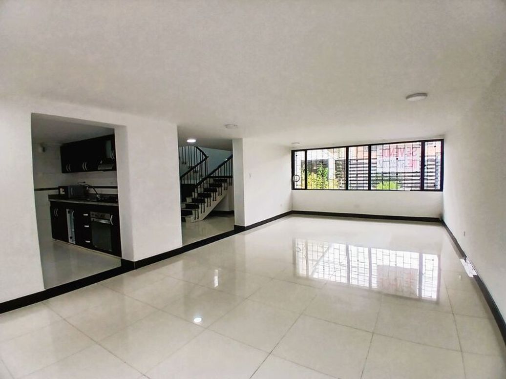 Casa de 4 alcobas en venta en Santa Ana Occidental, Bogotá, 330 m² · foto 2 de 18