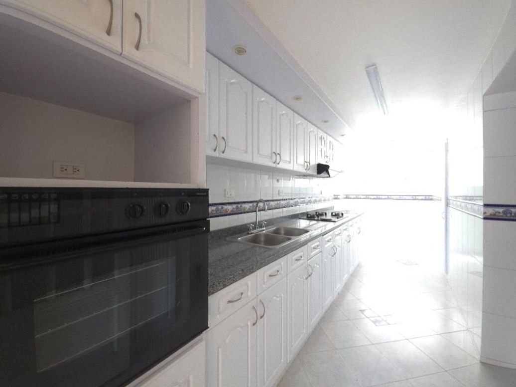Apartamento de 3 alcobas en venta en Santa Barbara Central, Bogotá, 175 m² · foto 6 de 20