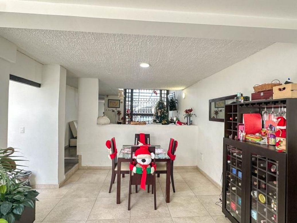 Casa de 3 alcobas en venta en El Batan, Bogotá, 156 m² · foto 2 de 15