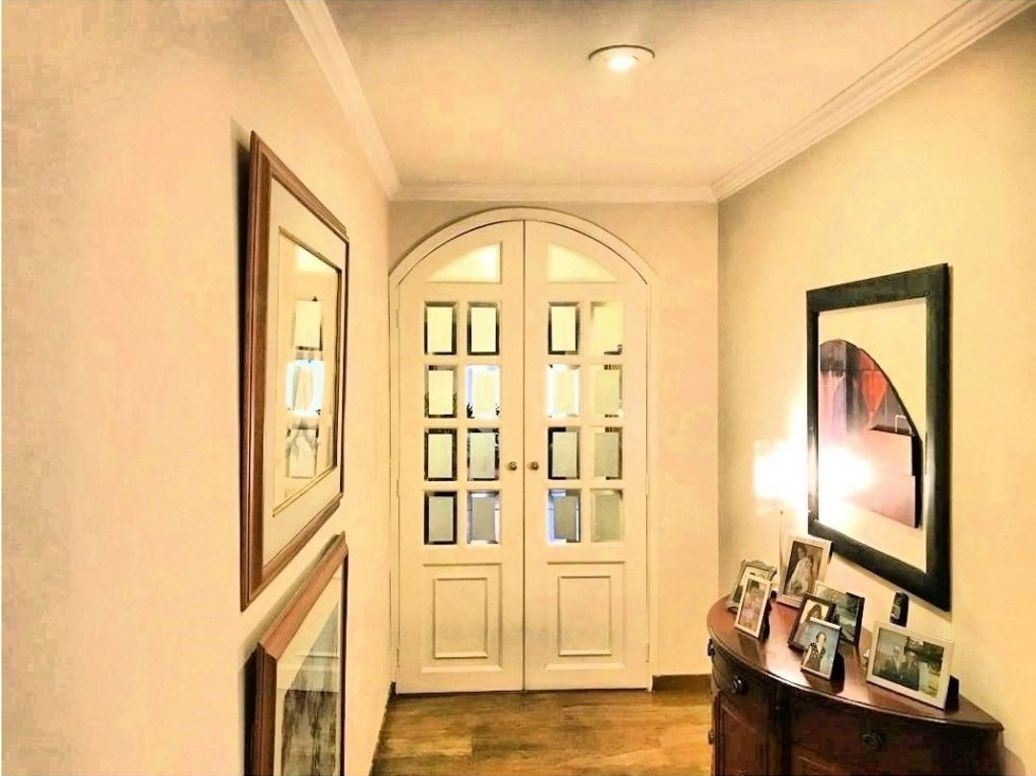 Apartamento de 3 alcobas en venta en Santa Barbara Central, Bogotá, 176 m² · foto 2 de 11