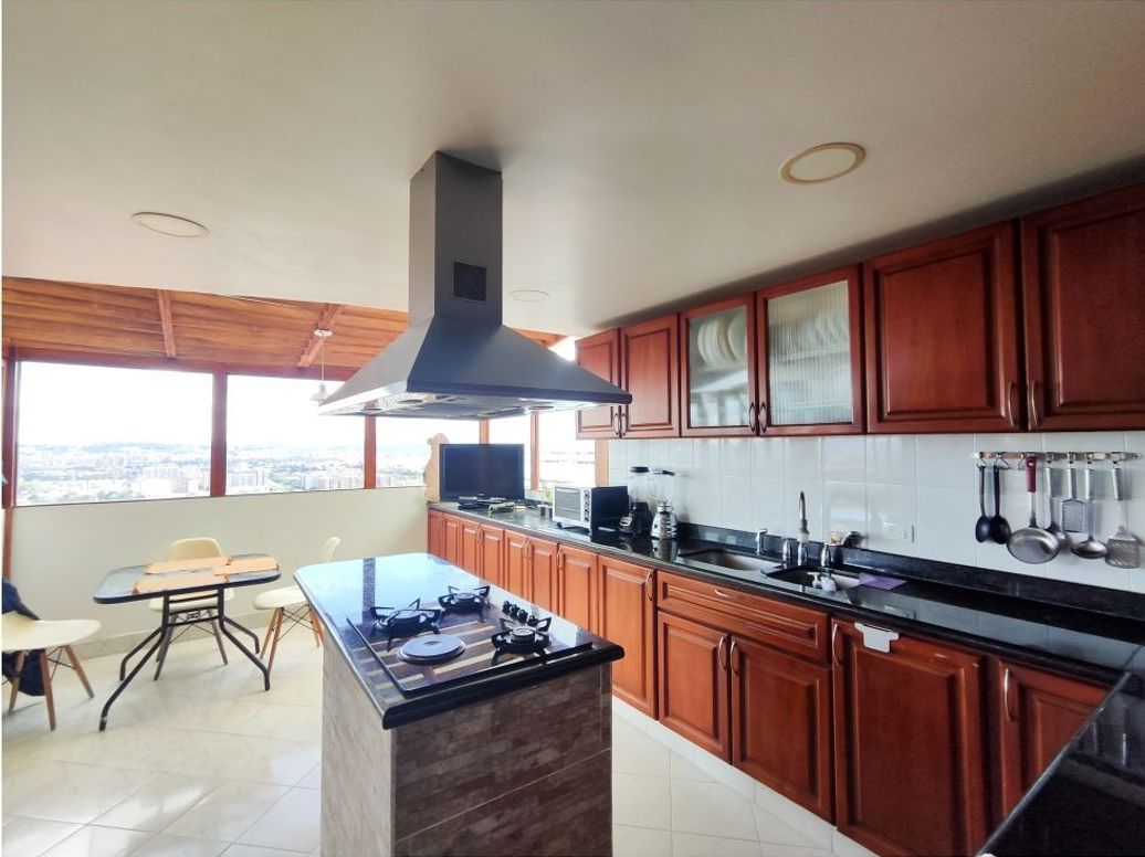 Casa de 4 alcobas en venta en Cedro Salazar, Bogotá, 232 m² · foto 4 de 20