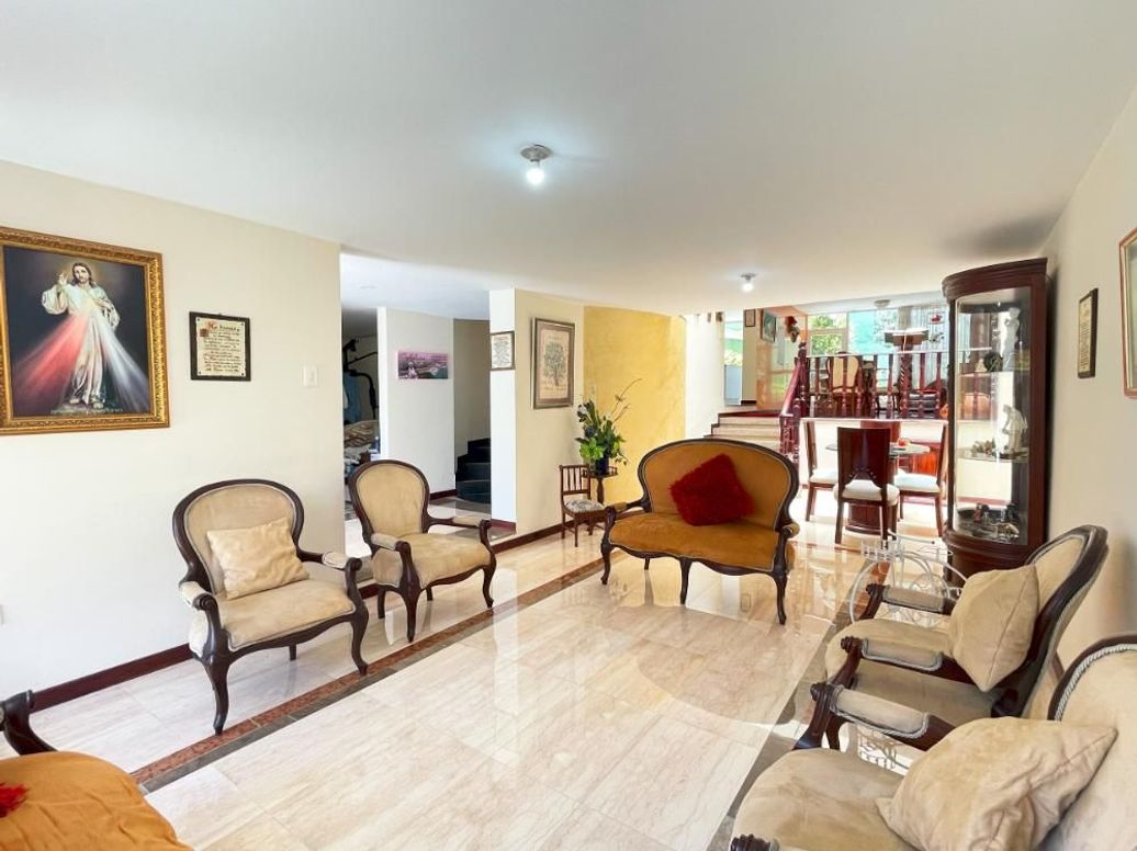 Casa de 6 alcobas en venta en El Rosario, Bogotá, 231 m² · foto 6 de 20