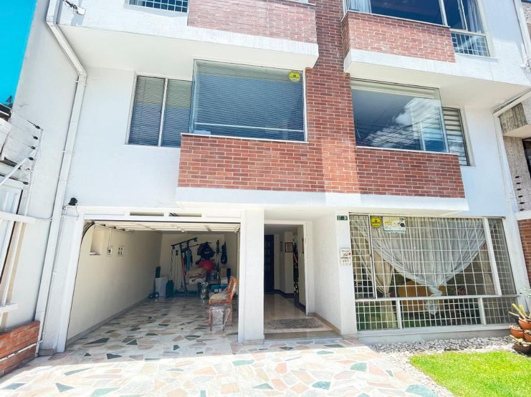 Casa de 6 alcobas en venta en El Rosario, Bogotá, 231 m² · foto 2 de 20