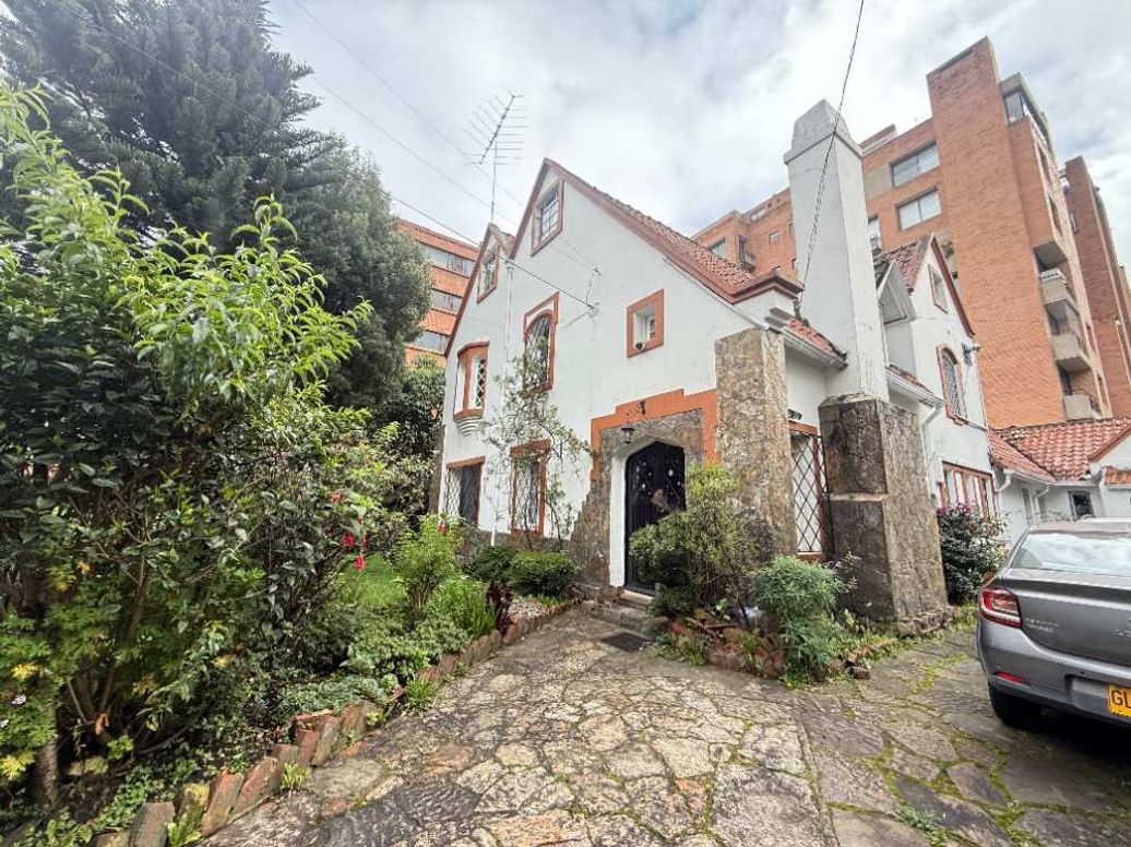 Casa de 3 alcobas en venta en Bellavista, Bogotá, 384 m² · foto 2 de 20