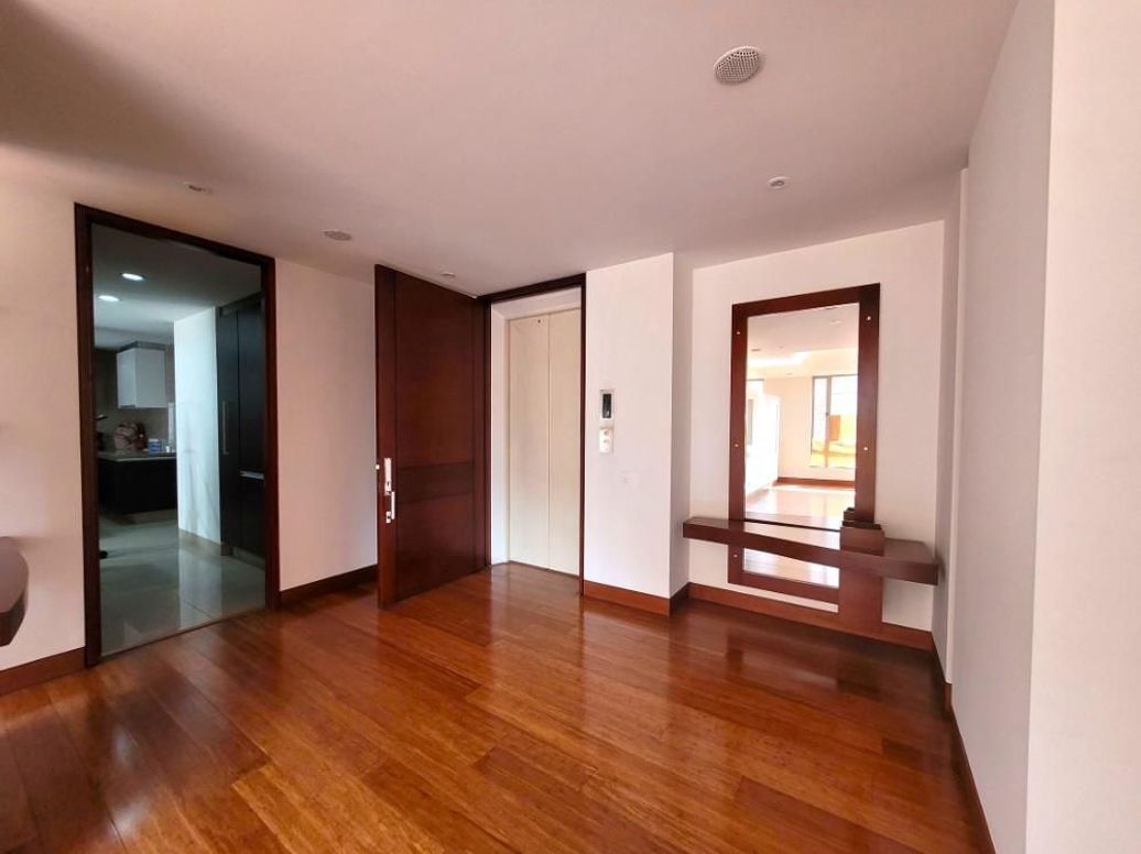 Apartamento de 3 alcobas en venta en Pelodo Del Contry, Bogotá, 268 m² · foto 2 de 20