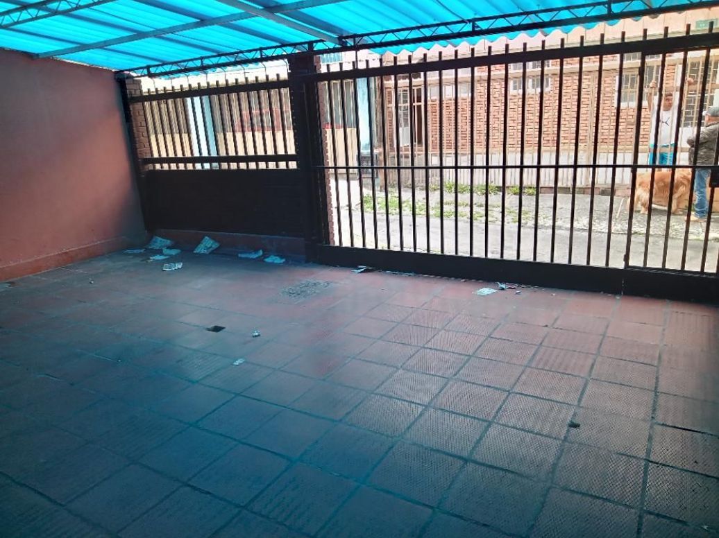 Casa de 8 alcobas en venta en Ciudad Jardín Sur, Bogotá, 218 m² · foto 11 de 11