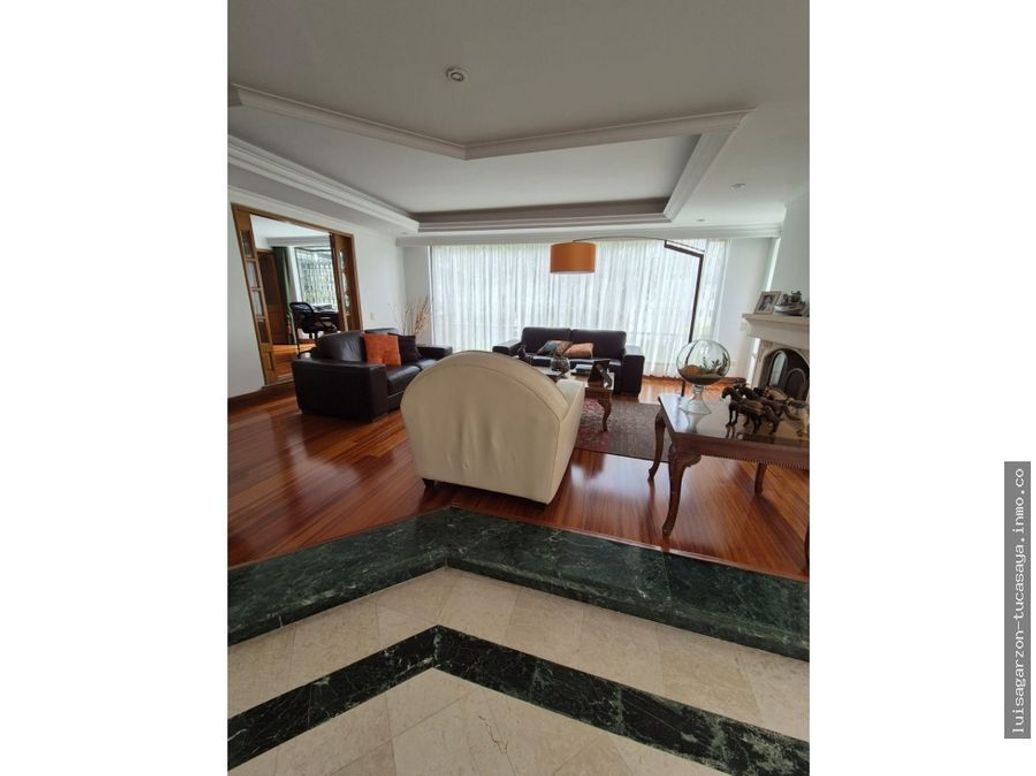 Casa de 3 alcobas en venta en Cerros De Santa Barbara, Bogotá, 390 m² · foto 2 de 17
