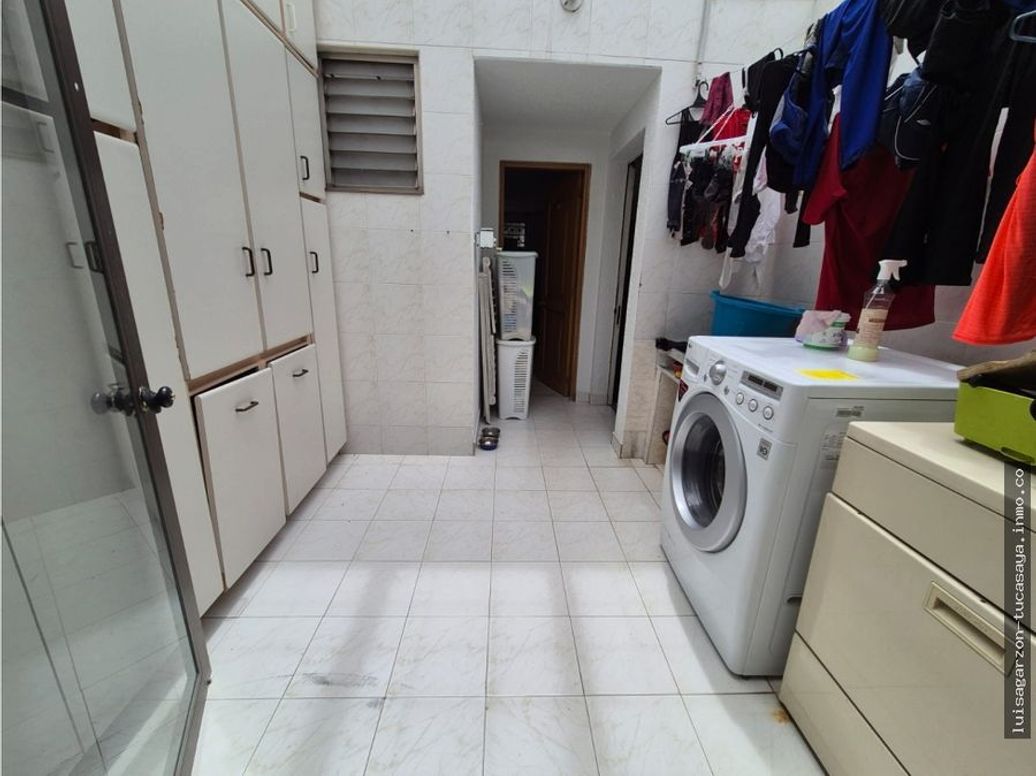 Casa de 3 alcobas en venta en Cerros De Santa Barbara, Bogotá, 390 m² · foto 6 de 17