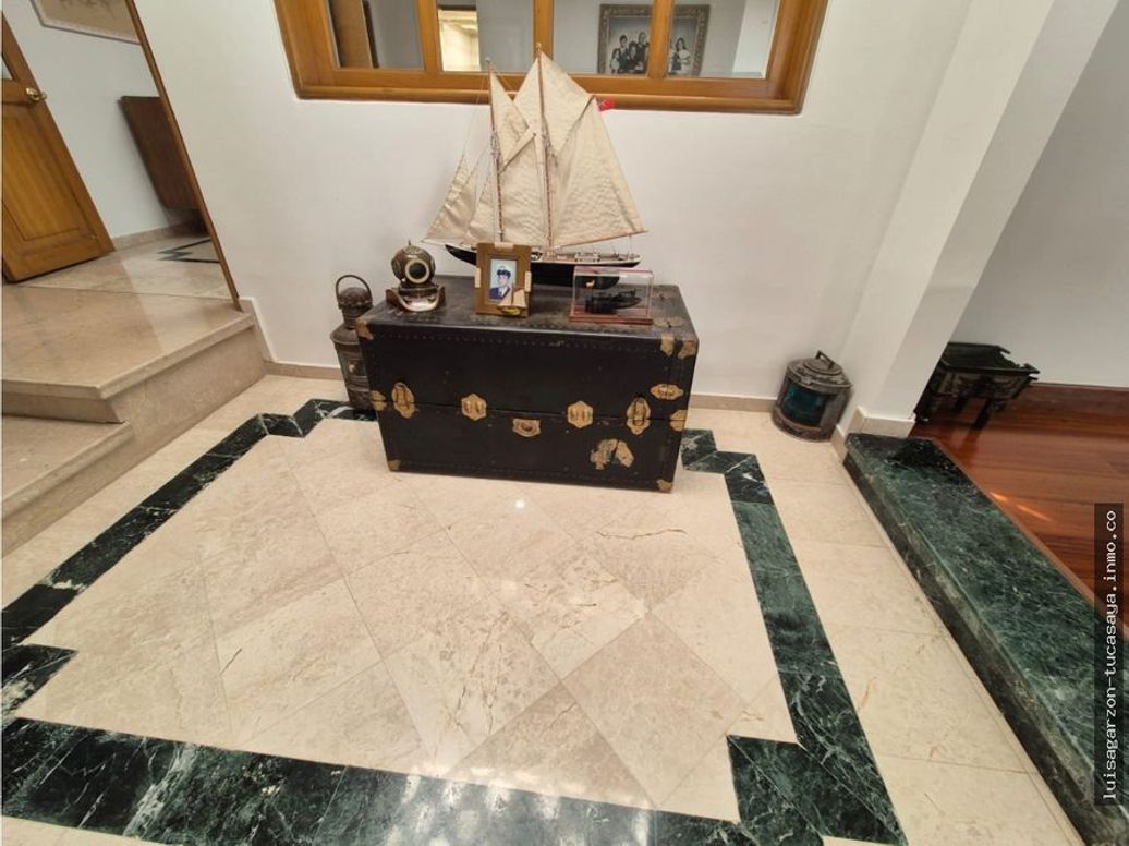 Casa de 3 alcobas en venta en Cerros De Santa Barbara, Bogotá, 390 m² · foto 3 de 17
