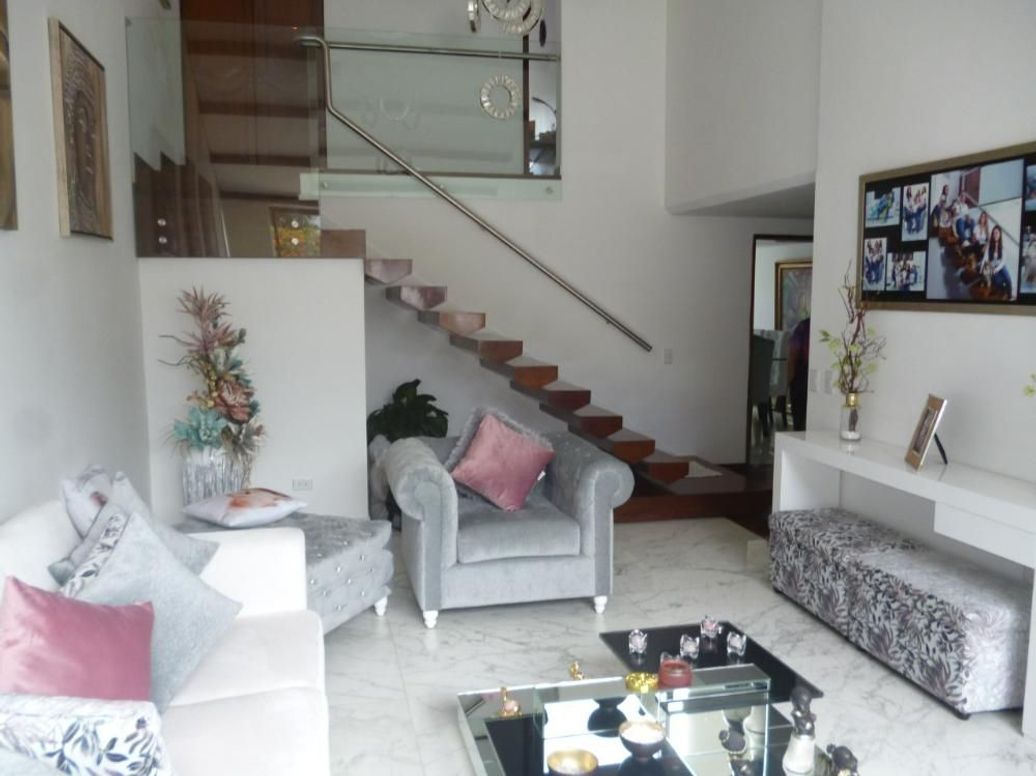 Casa de 4 alcobas en venta en Santa Barbara Occidental, Bogotá, 423 m² · foto 3 de 10
