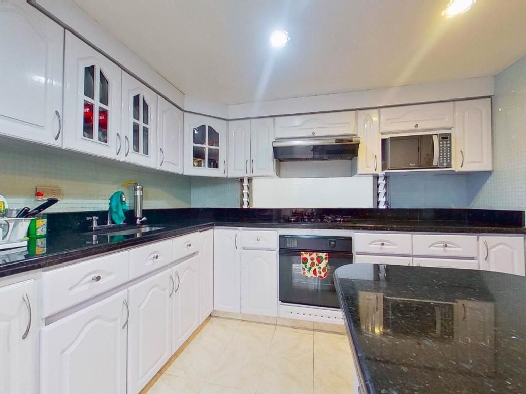 Apartamento de 3 alcobas en venta en Santa Barbara Central, Bogotá, 145 m² · foto 13 de 20
