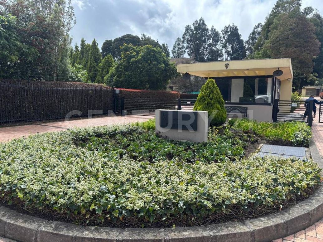 Casa de 4 alcobas en venta en Guaymaral, Bogotá, 334 m² · foto 2 de 19