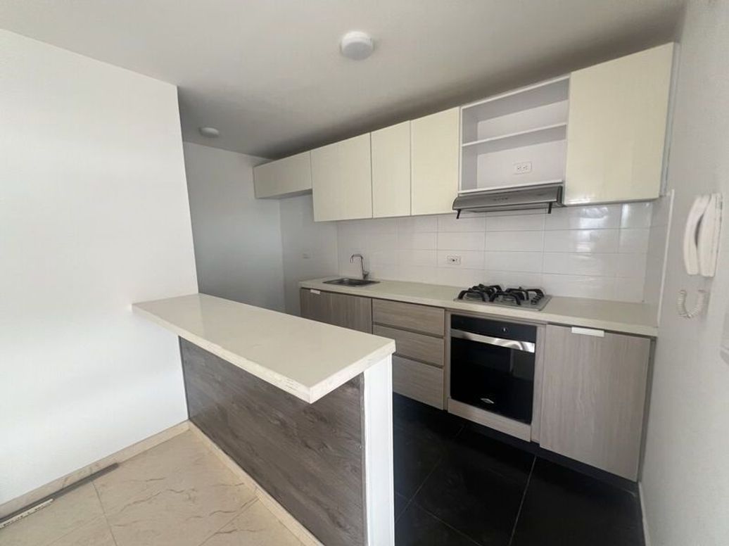 Apartamento de 3 alcobas en venta en Centro Engativa, Bogotá, 77 m² · foto 3 de 20