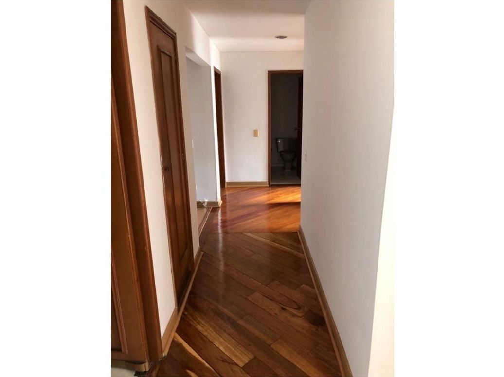 Apartamento de 3 alcobas en venta en Santa Barbara Central, Bogotá, 107 m² · foto 2 de 14