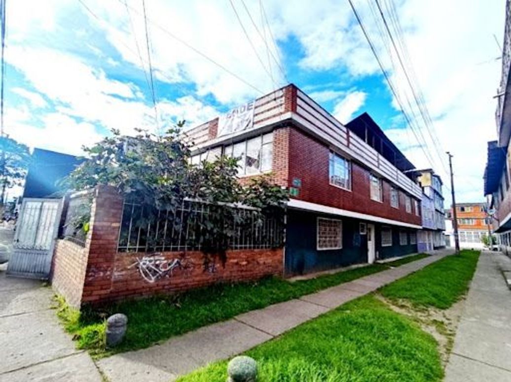 Casa de 7 alcobas en venta en El Laurel, Bogotá, 350 m² · foto 2 de 20