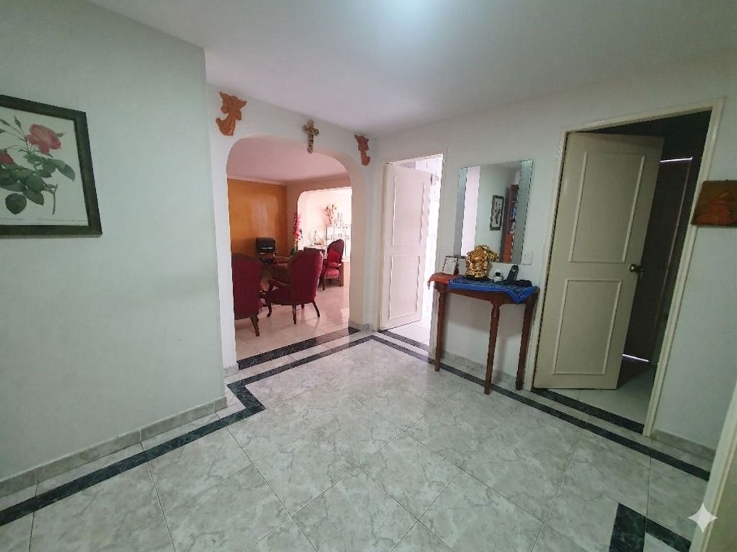 Apartamento de 3 alcobas en venta en Santa Barbara Central, Bogotá, 154 m² · foto 3 de 16