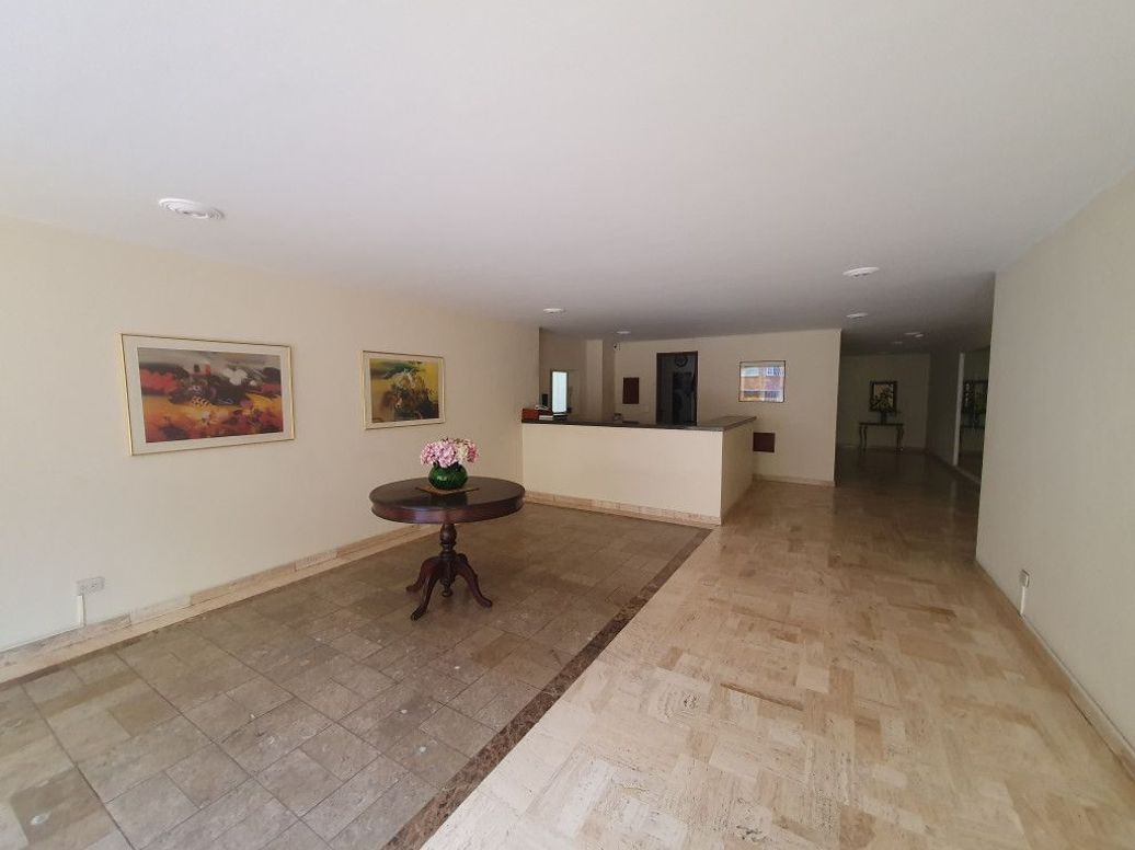 Apartamento de 3 alcobas en venta en Santa Barbara Central, Bogotá, 154 m² · foto 2 de 16