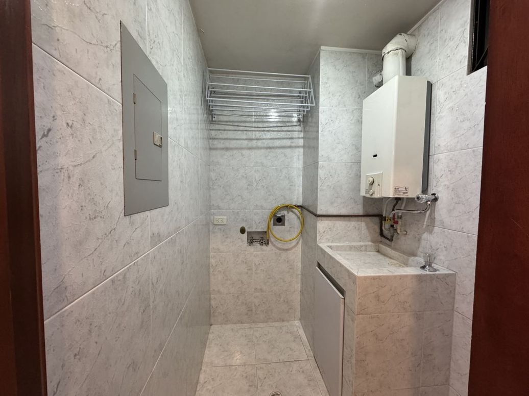 Apartamento de 2 alcobas en venta en Los Rosales, Bogotá, 68 m² · foto 14 de 18