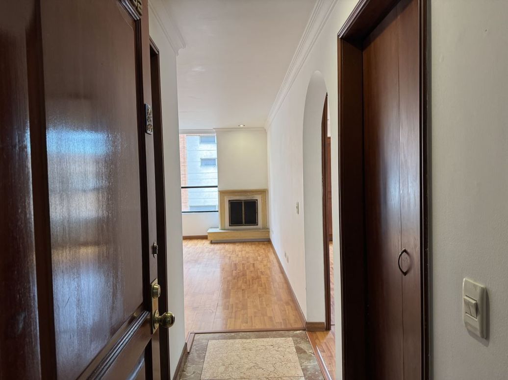 Apartamento de 2 alcobas en venta en Los Rosales, Bogotá, 68 m² · foto 2 de 18