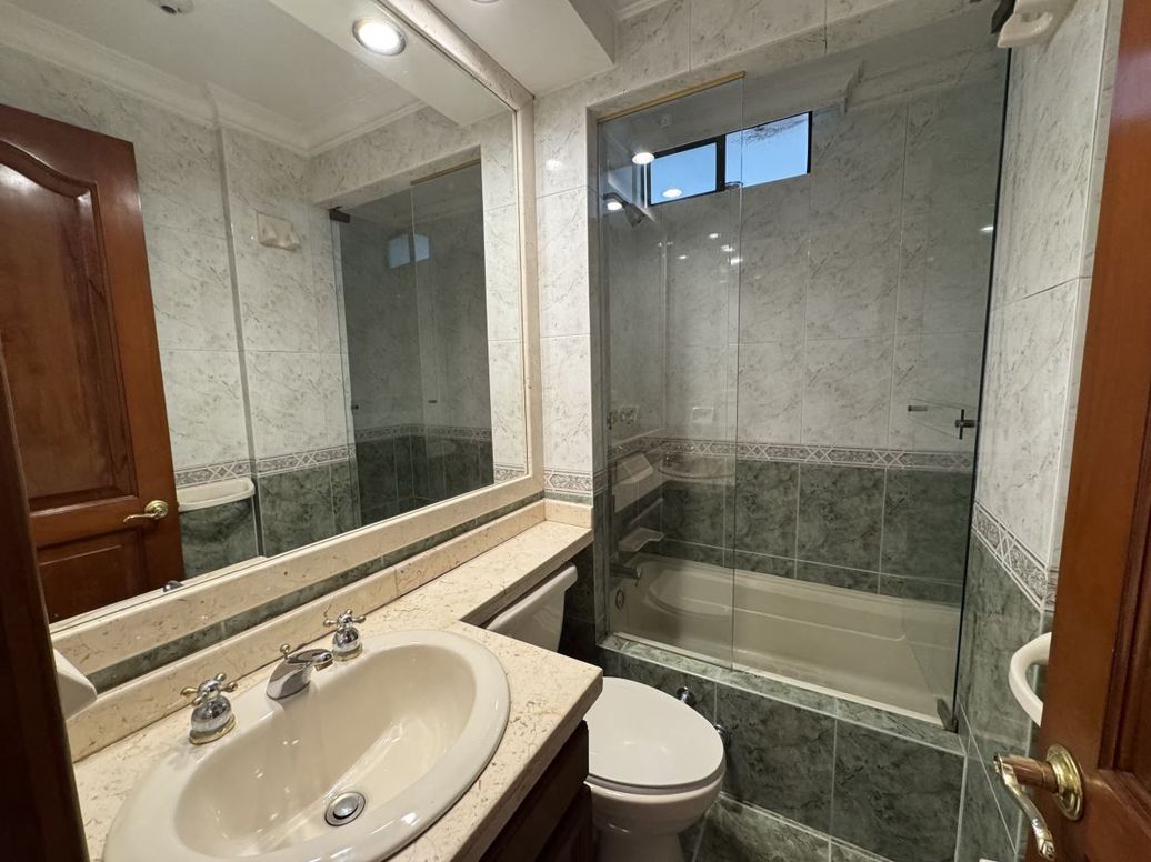 Apartamento de 2 alcobas en venta en Los Rosales, Bogotá, 68 m² · foto 15 de 18