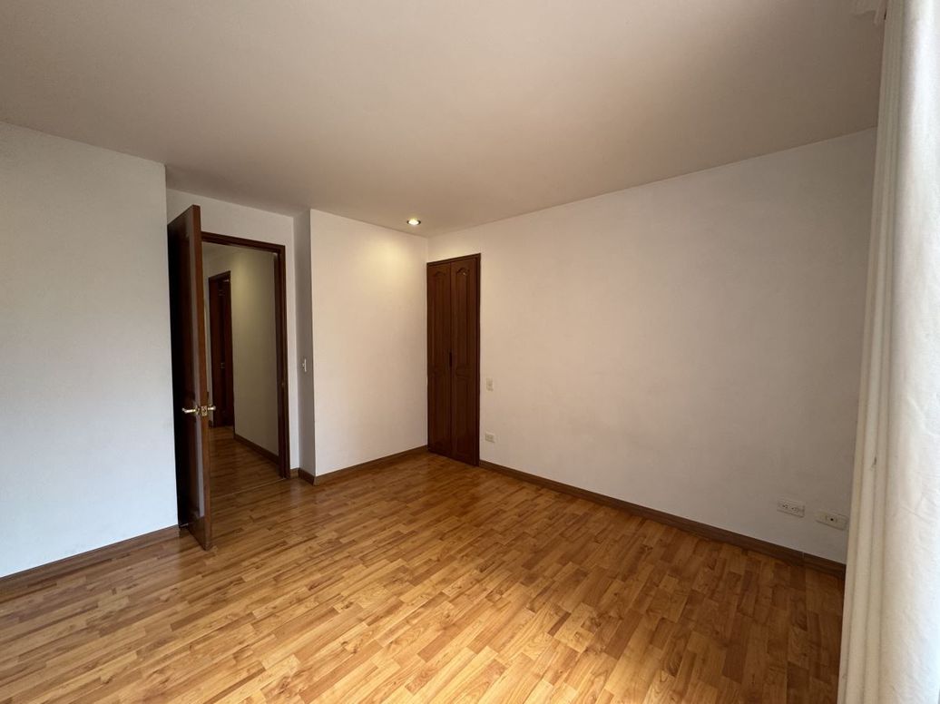 Apartamento de 2 alcobas en venta en Los Rosales, Bogotá, 68 m² · foto 17 de 18