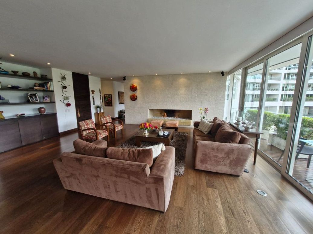 Apartamento de 3 alcobas en venta en Los Rosales, Bogotá, 290 m² · foto 3 de 20