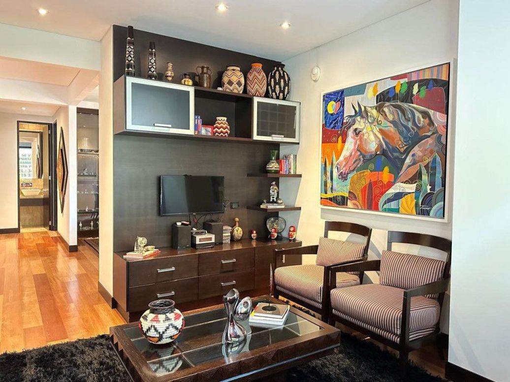 Apartamento de 3 alcobas en venta en Los Rosales, Bogotá, 300 m² · foto 2 de 20