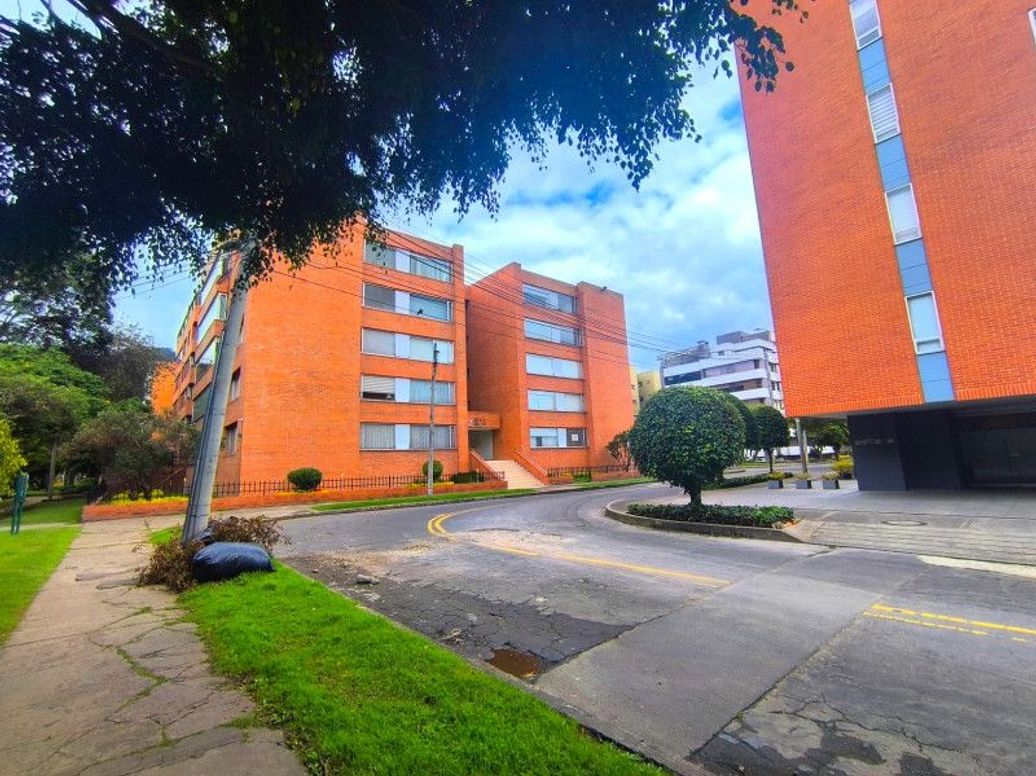 Apartamento de 3 alcobas en venta en Santa Barbara Central, Bogotá, 209 m² · foto 2 de 20