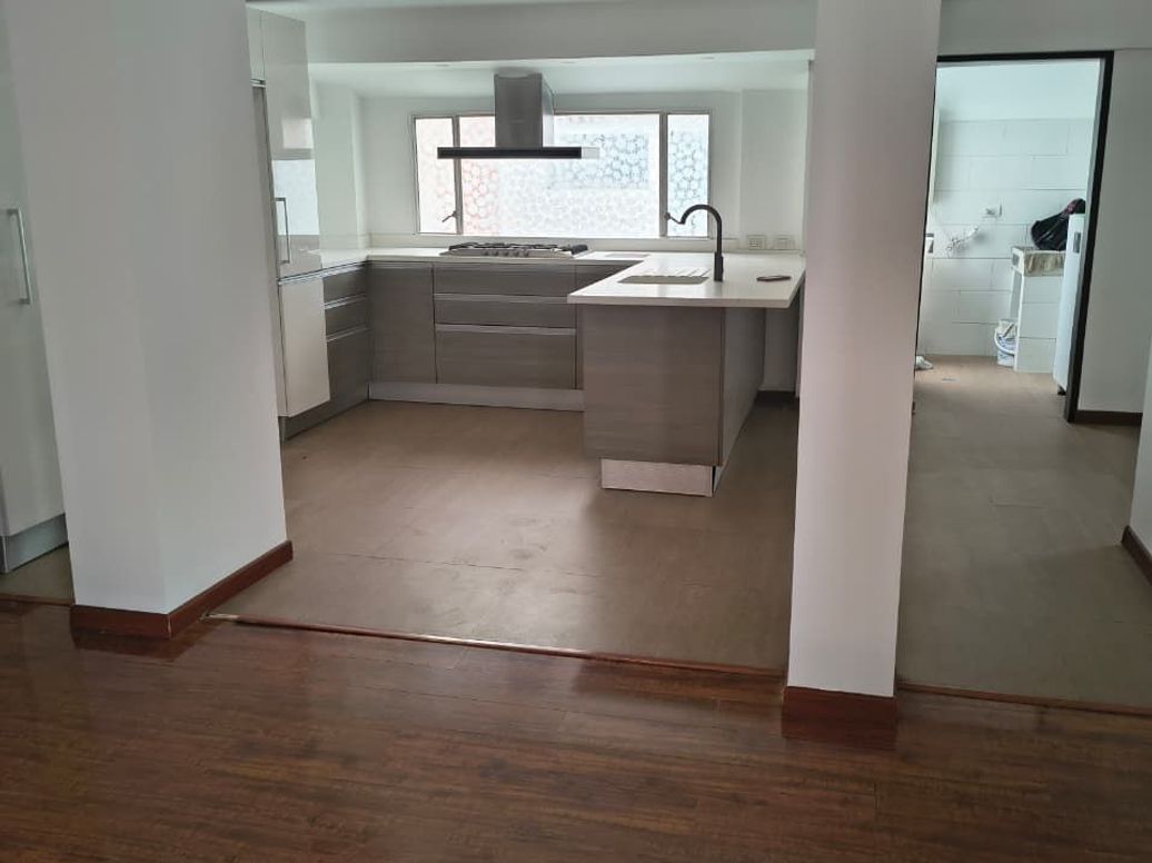 Apartamento de 2 alcobas en venta en Santa Barbara Central, Bogotá, 124 m² · foto 3 de 8