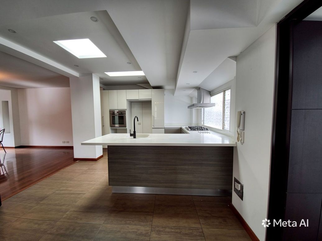 Apartamento de 2 alcobas en venta en Santa Barbara Central, Bogotá, 124 m² · foto 4 de 8