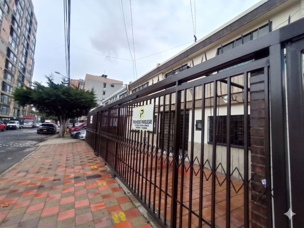 Casa de 13 alcobas en arriendo en La Castellana, Bogotá, 400 m² · foto 20 de 20