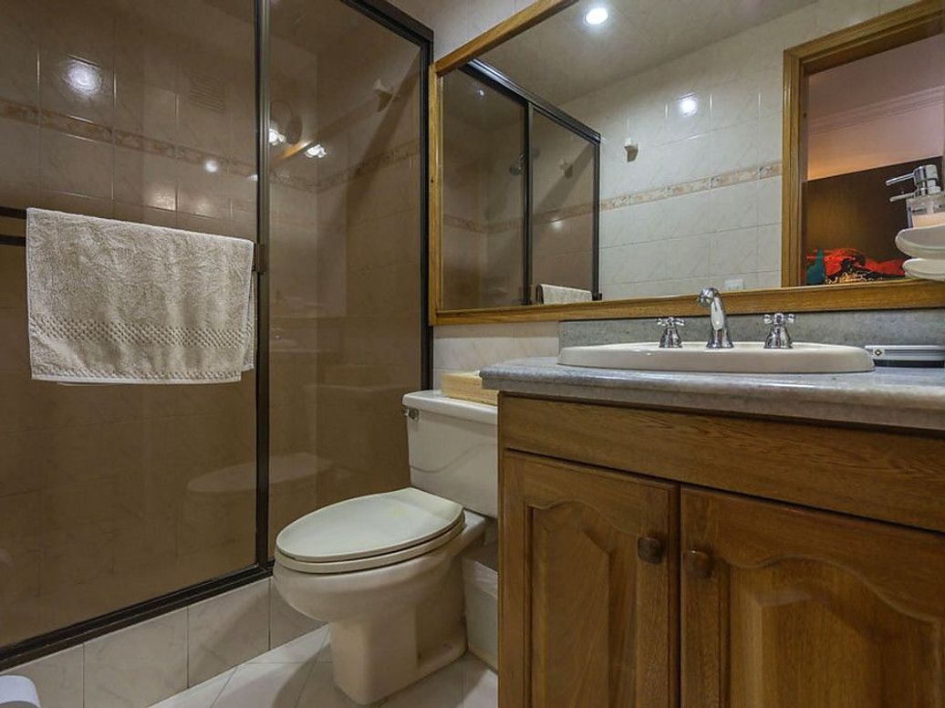 Apartamento de 3 alcobas en venta en Santa Barbara Occidental, Bogotá, 238 m² · foto 16 de 20