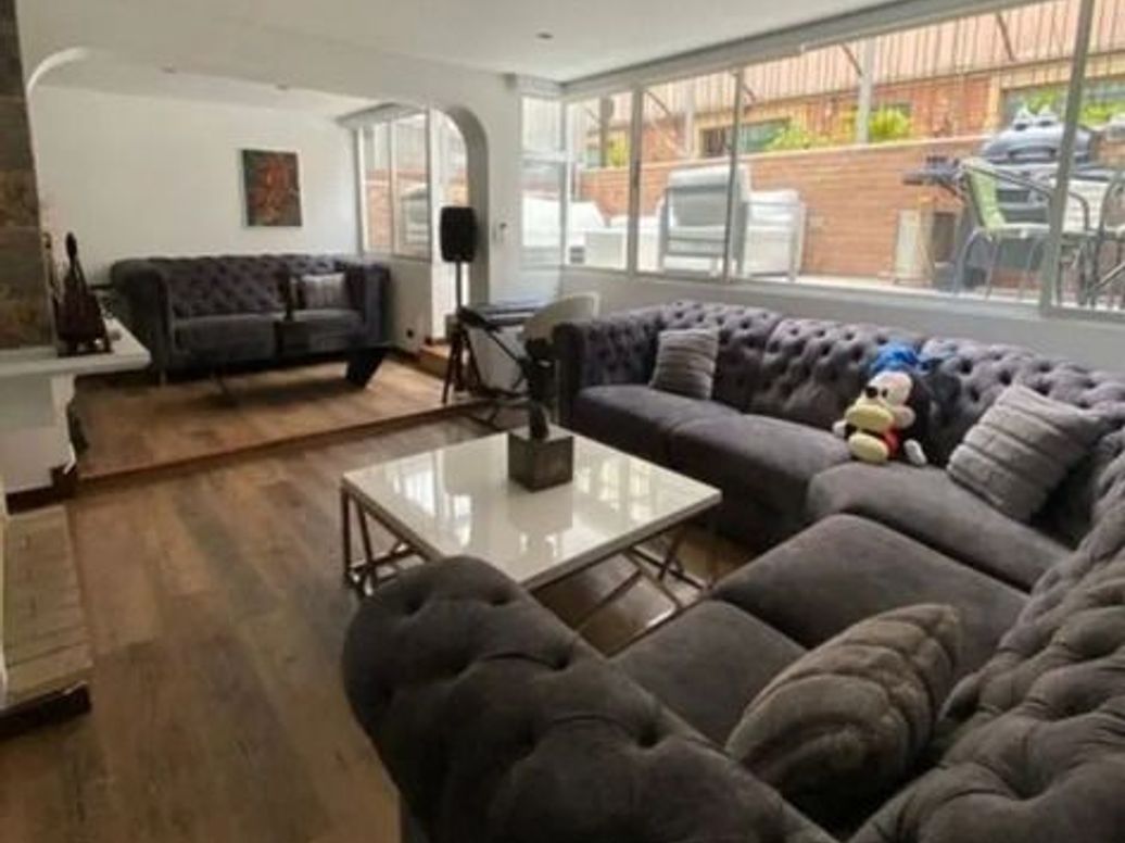 Casa de 4 alcobas en venta en Santa Barbara Central, Bogotá, 250 m² · foto 3 de 12