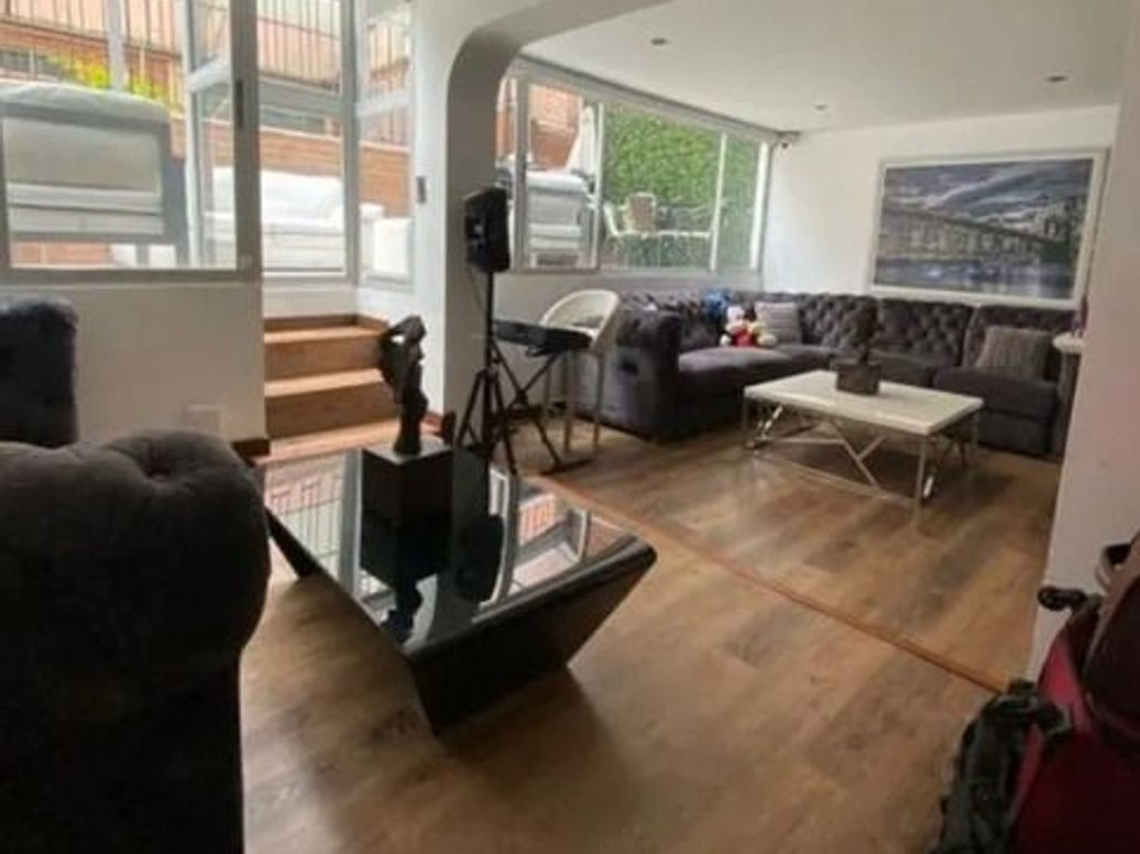 Casa de 4 alcobas en venta en Santa Barbara Central, Bogotá, 250 m² · foto 2 de 12