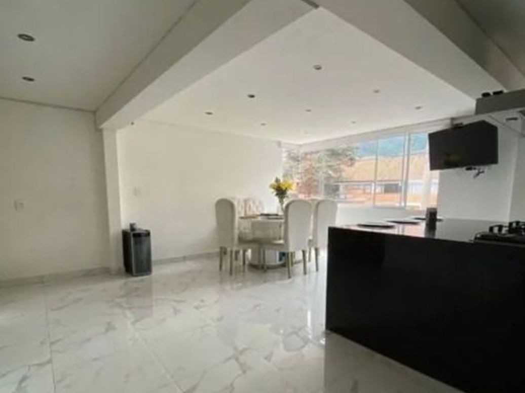 Casa de 4 alcobas en venta en Santa Barbara Central, Bogotá, 250 m² · foto 4 de 12