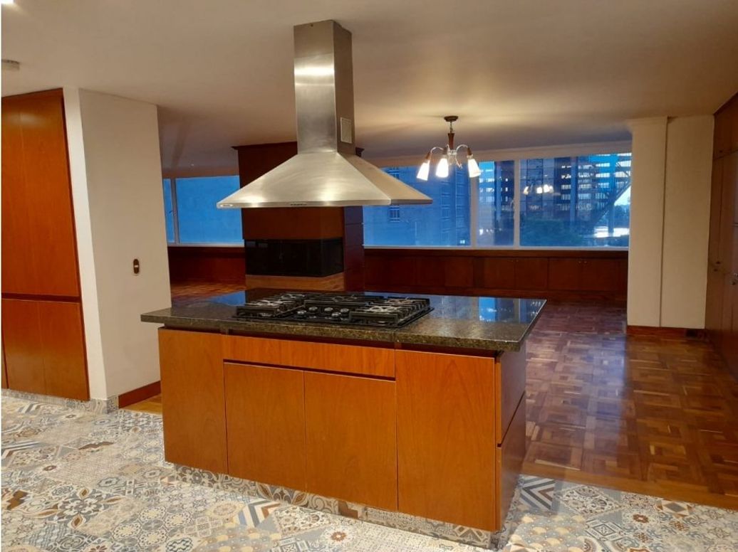 Apartamento de 3 alcobas en venta en Centro Internacional, Bogotá, 238 m² · foto 3 de 9